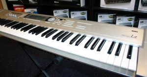 Korg Triton LE met flightcase - Afbeelding 2