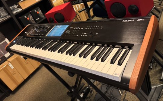 Korg Kronos V2 73 model in perfecte staat