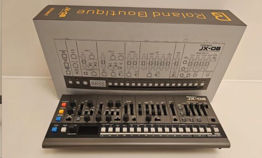 Roland JX08 ingeruild in originele verpakking